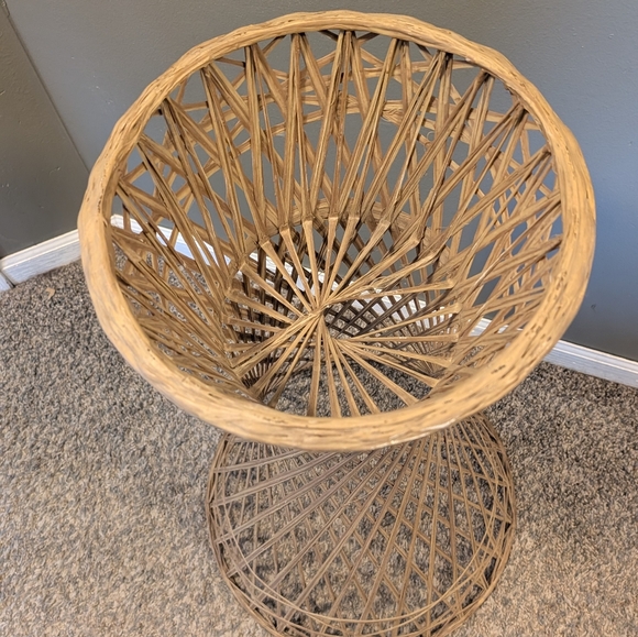 Elegant Woven Rattan Vase Stand